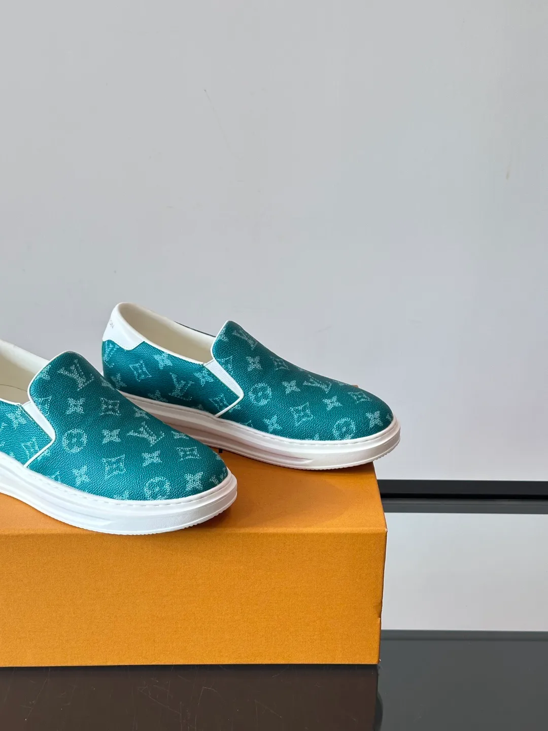 Men's shoes 💰p360 "LOUIS VUITTO＊" Classic presbyopic slip-on loafers are made of classic Damier Gra men's shoes 💰phite canvas, with LV logo embellishment on the shoe body, leather straps decorated with LV metal logo buckles, smooth calf leather trim, and Monogram flower rubber outsole, full of youthful vitality and elegance. Blake craftsmanship and hand-stitched uppers cleverly establish recognition, and the standard sheepskin lining provides a comfortable and soft foot feel! Size: 38-44